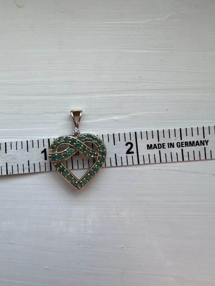 Colgante vintage de oro amarillo de 10 quilates con pequeño acento de diamante  Foto 3 de 4