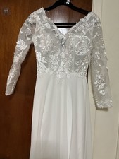 Elegant Long-Sleeve Lace Wedding Dress with Floral Embroidery