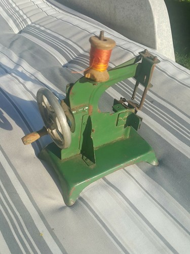 VINTAGE TOY SEWING MACHINE 'Volga' VOLGA 70's IN ORIGINAL BOX SOVIET CCCP USSR - Picture 20 of 24