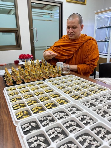 Thailändisches Amulett Thao Wessuwan Riesenform 4" hohe Statue emailliertes Messing Wat Don Kaeo - Bild 12 von 13