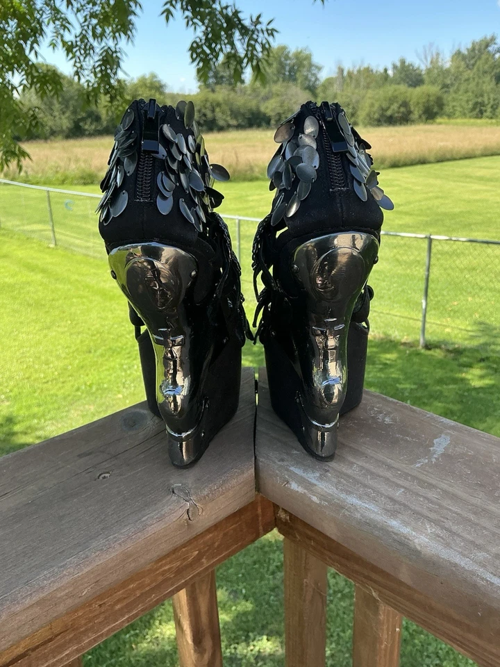 Hades MONIQUE Cuña 6’’ Tacones Altos Cromo Ornamentado Tacones Negros Talla 8 Usados en Excelente Condición Foto 2 de 4