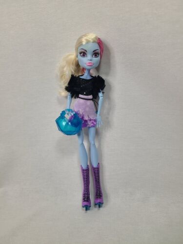 Monster High Abbey Bominable Doll Wearing Maul Session Fashion Pack 2011 Mattel - Picture 1 of 8