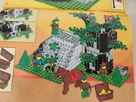 Vintage LEGO Castle FORESTMEN CAMOUFLAGE OUTPOST #6066 Complete w/manual NO BOX