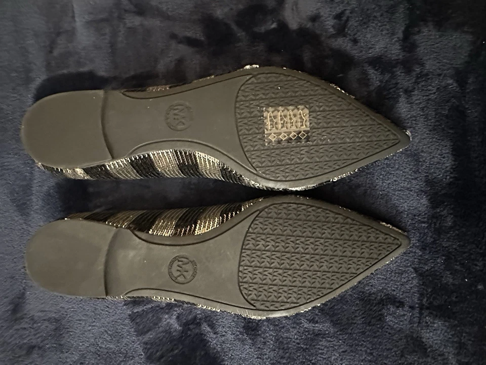 Michael Kors Arianna Pisos Punta, Lentejuelas Rayas Negras y Plateadas Talla 7.5 Foto 4 de 4