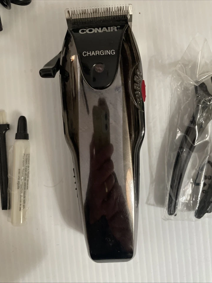 Kit de corte de pelo profesional Conair HC230S con estuche de viaje y 10 peines Foto 3 de 4