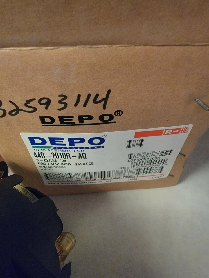 Conjunto de faros antiniebla derecha Depo 440-2010R-AQ 2002-2007 Mercedes C230 Foto 2 de 2