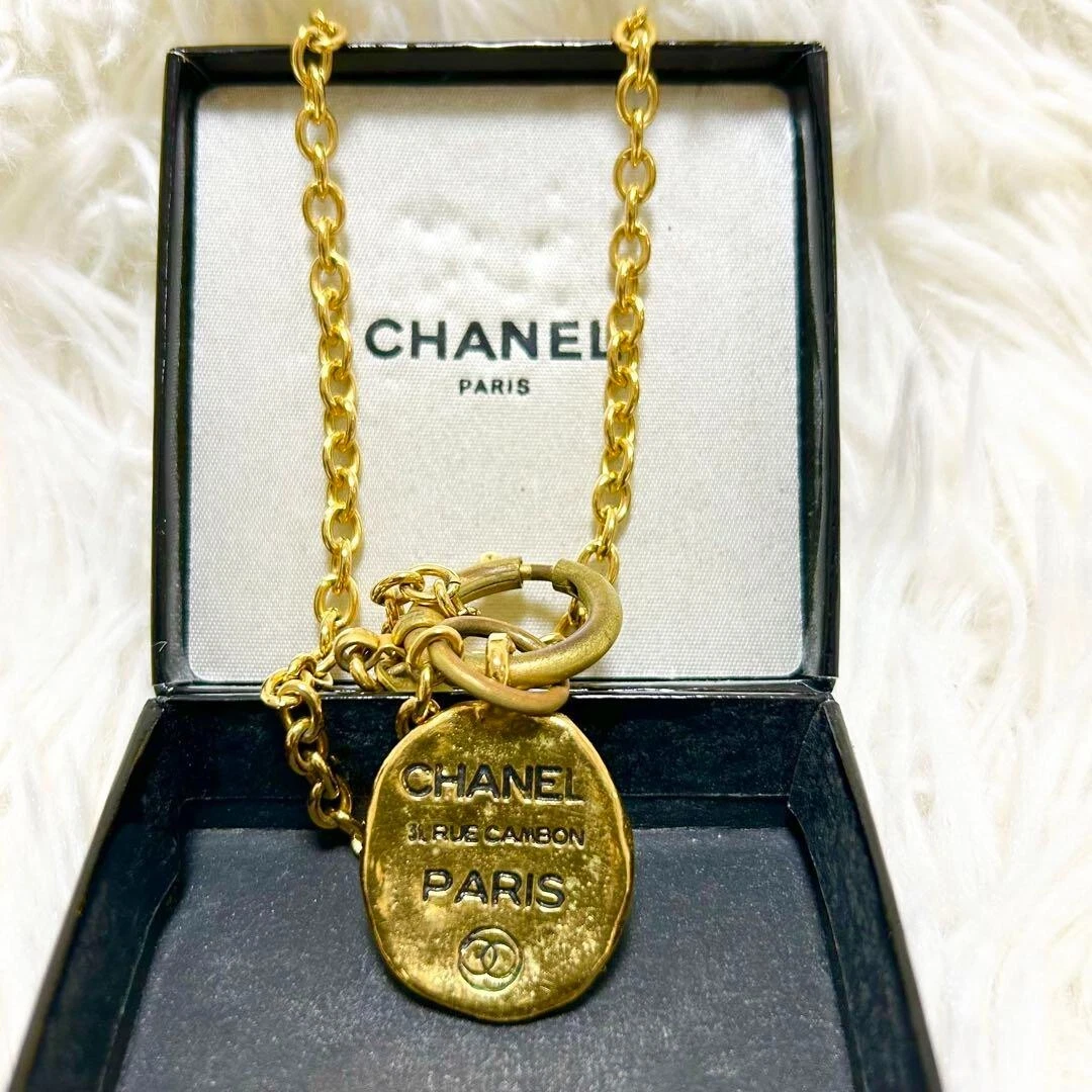 Collana catena vintage CHANEL 31 Rue Cambon con ciondolo logo oro