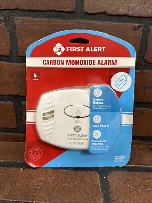 First Alert CO606 Plug-In Carbon Monoxide Detector W/ Battery Backup
