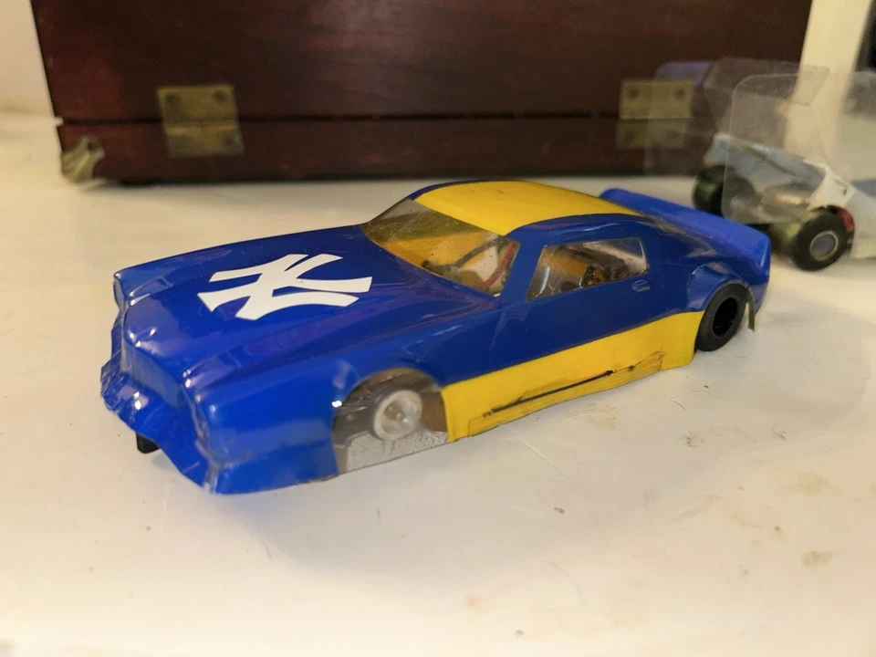 2 DE COLECCIÓN 1/24 JUGUETE FUNCIONANDO PARMA O REVELL WING SLOT CAR Y Chevy CAMARO YANKEE Foto 3 de 4