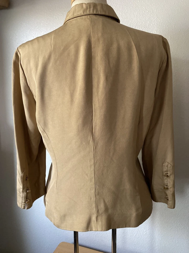Chaqueta ligera con botones de seda beige para mujer Dana Buchman 10 Petite Foto 4 de 4