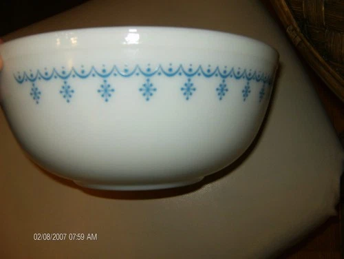 New ListingVintage PYREX Snowflake Garland Blue & White #404  Nesting Mixing Bowl 4 Quart