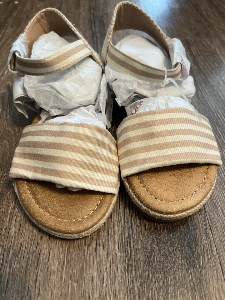 Nuevas sandalias de playa informales de lona blancas tostadas Mia Esmee para niños nuevas sin caja talla 2 Foto 3 de 4