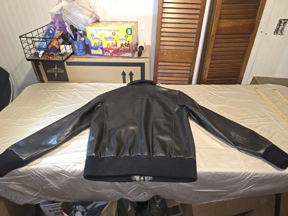 Guess Bomber 皮革夹克,尺寸 M — 第 4/4 张图片