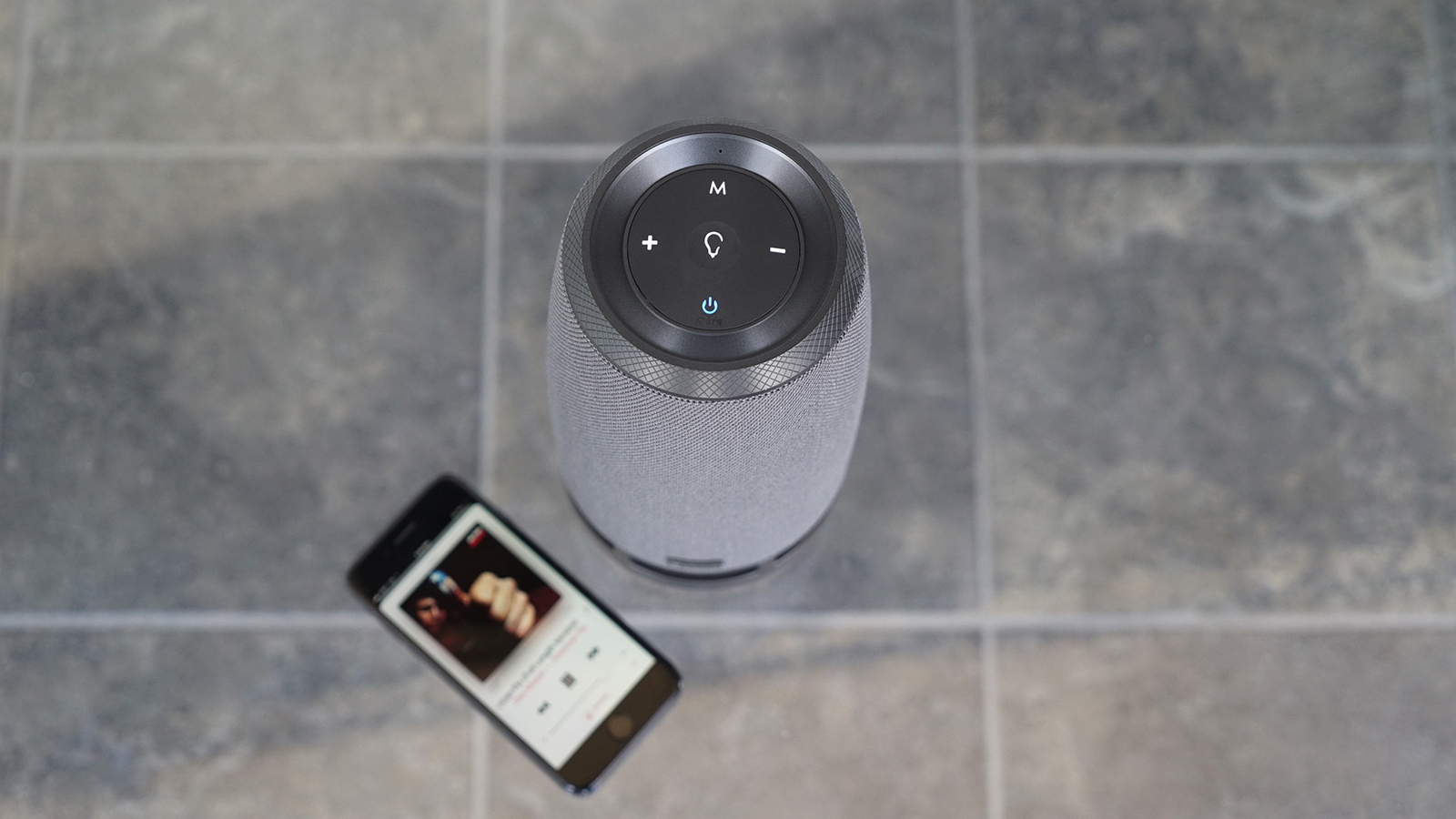 Моноблочный усилитель Alpine KTA-200M мощностью 400 Вт за радиоприемником бардачком Rockship