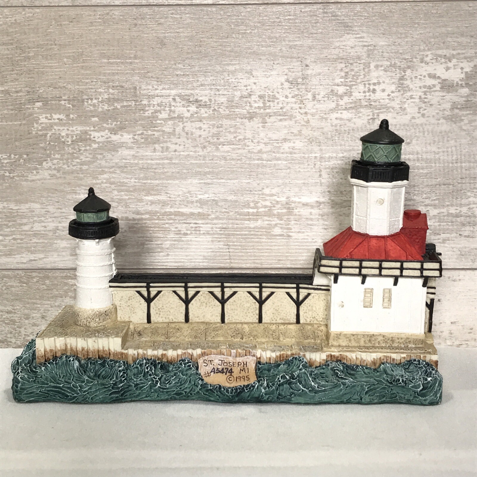 Harbour Lights Collectible Lighthouse St. Joseph, Michigan 411, 1995