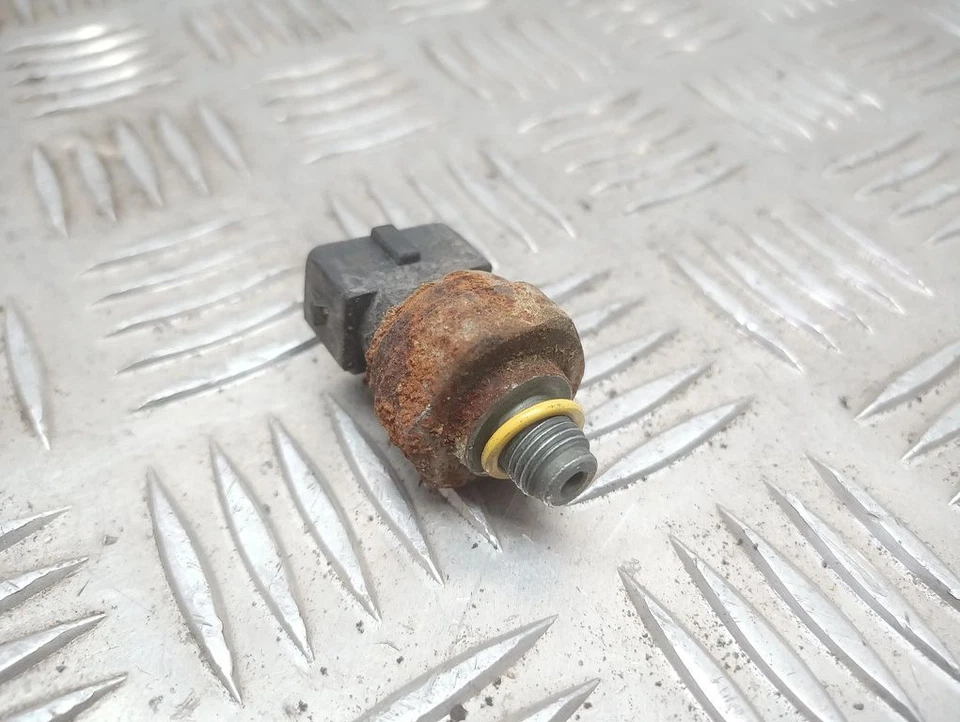 Volvo S80 1999 Volvo S80 Pressure Switch Pressure Sensor Air Conditioning 1999 UST101144 - Image 2 of 2