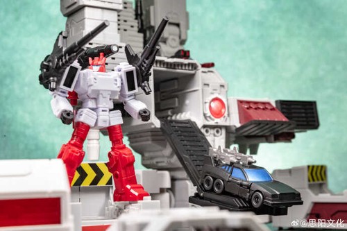 New SIYANG Yc001-A Scamper & Six-Gun Metroplex Guard robot Transformable toy - Picture 6 of 13