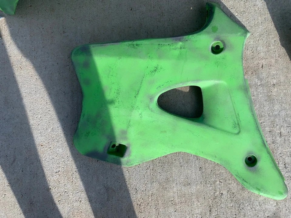 Kawasaki KX 250 1998 guardabarros delantero, placa, cubierta del radiador, placa cubierta lateral del asiento. Foto 4 de 4