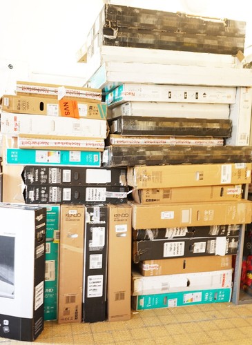 Fernseher 60 Stück DEFEKTE BILDSCHIRME TVs Ersatzteil neu mit Transportschaden