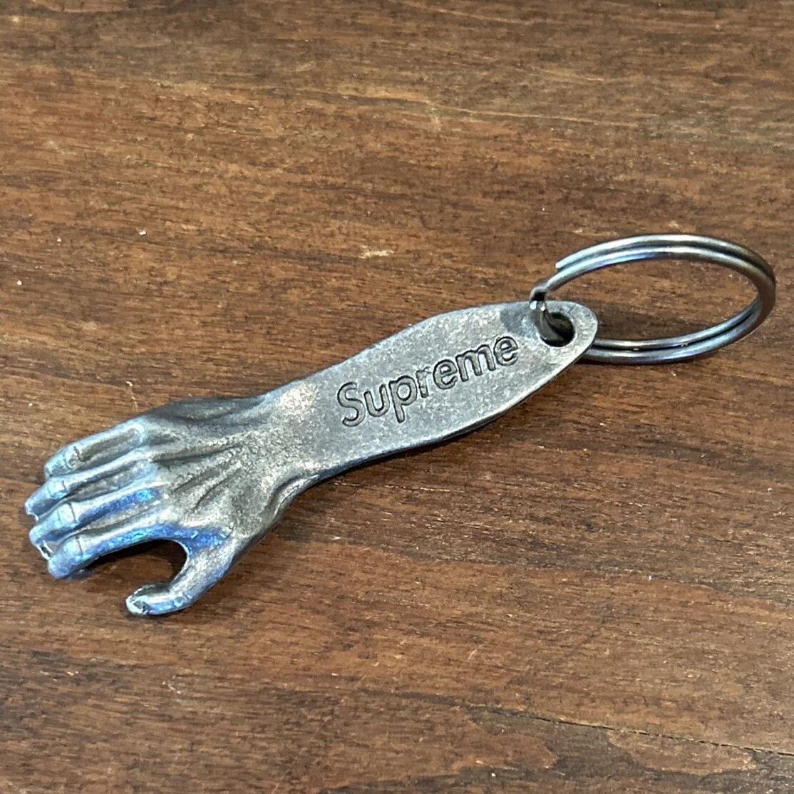 Porte clés Supreme Ouvre Bouteille Logo Main Métal Designer Neuf Authentique SS16 NYC