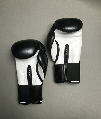 PU Classic Boxing Gloves | Black & White | 10oz - Picture 4 of 11