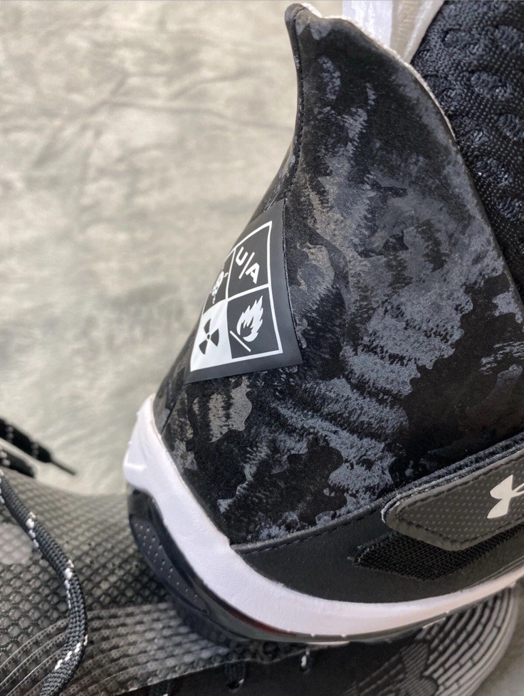 UA TM HIGHLIGHT HAMMER FOOTBALL CLEAT MC SIZE 13.5 US - BLACK/WHITE