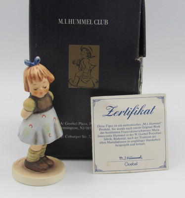 Goebel Hummel Club Two Hands One Treat Figurine #493 Artist Signed with Box
