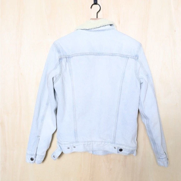 Levi's Relaxed Fit Sherpa Trucker Jacket Rainy Haze - Light Wash Size Small - Image 3 of 4