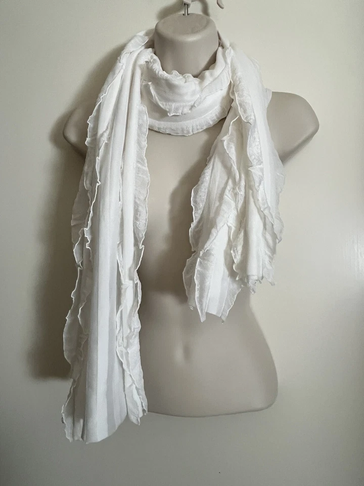 Bufanda elástica con volantes blanca Flirtations by Lavello 64" por 19" Foto 2 de 4