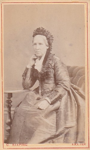CDV FOTO.  SITZENDE DAME. MOTORHAUBE/MODE VON C. KEEP, EXETER