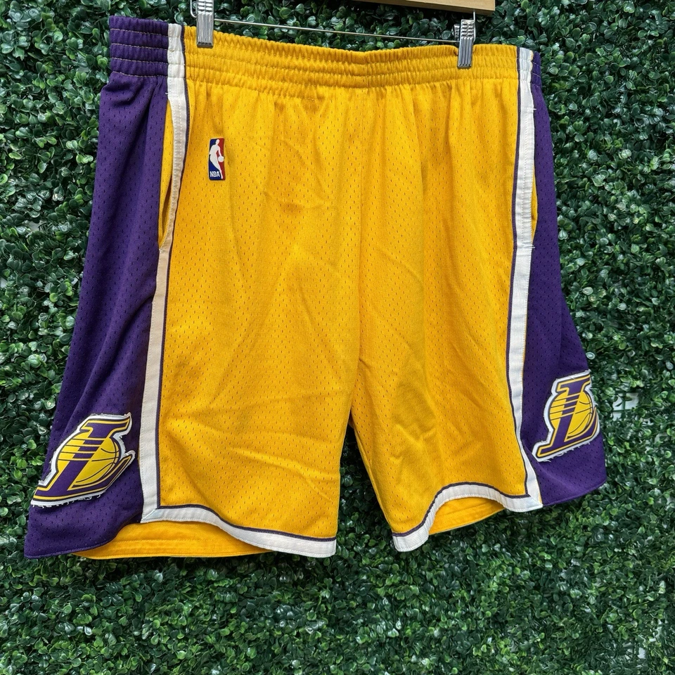 Pantalones Cortos Mitchell & Ness Amarillo Los Angeles Lakers 2009-10 Swingman Talla 2XL Kobe Foto 2 de 4