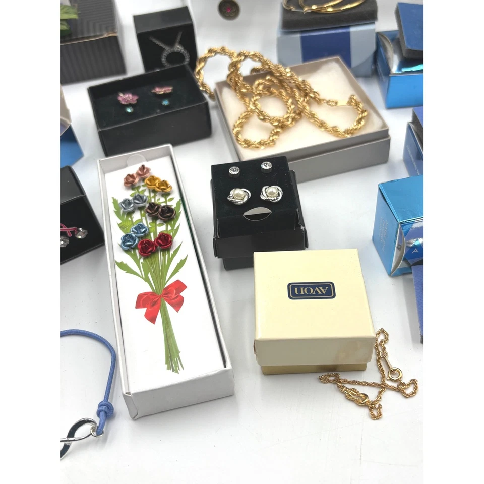 Lote de 25+ cajas vintage surtidas avon conjuntos de joyas collares pulseras pendientes prendedores Foto 4 de 4