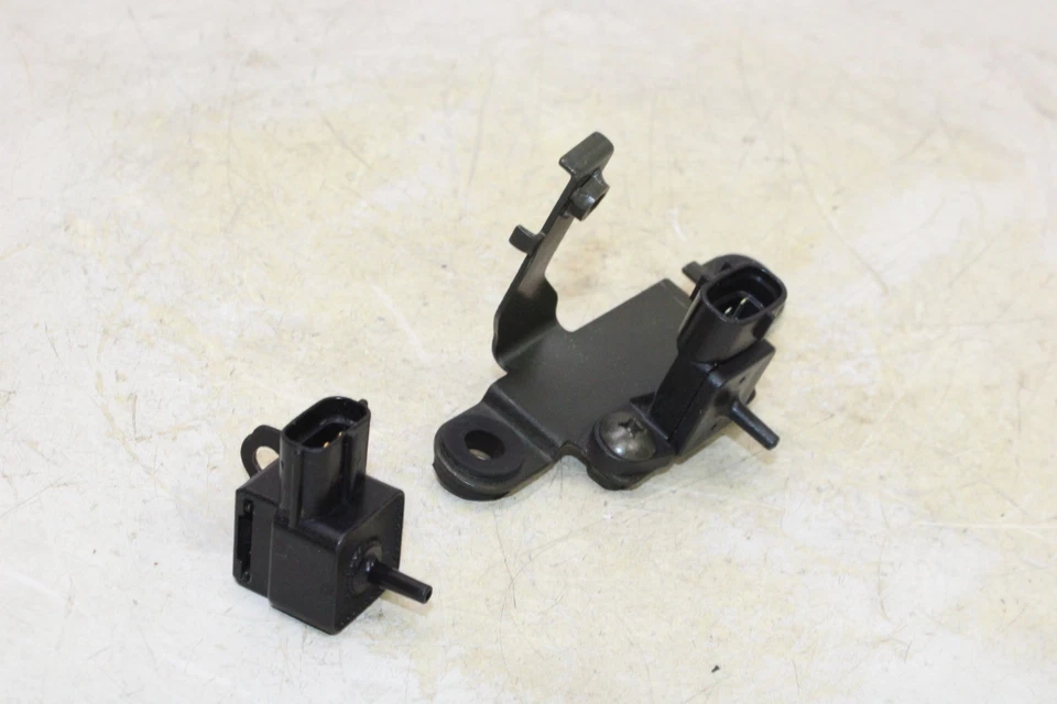 01-07 SUZUKI HAYABUSA GSX1300R OEM MAP MASS AIR FLOW PRESSURE SENSOR PAIR - Image 4 of 4