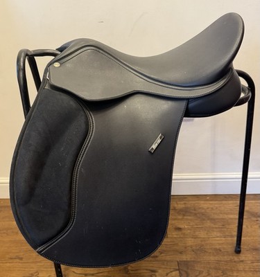 17'' Wintec breiter schwarzer Cob Sattel verstellbar mit lila Schläuchen