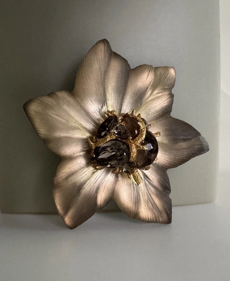 Alexis BITTAR Broche grande de flor de lucita brillante firmado en cristal floral marrón