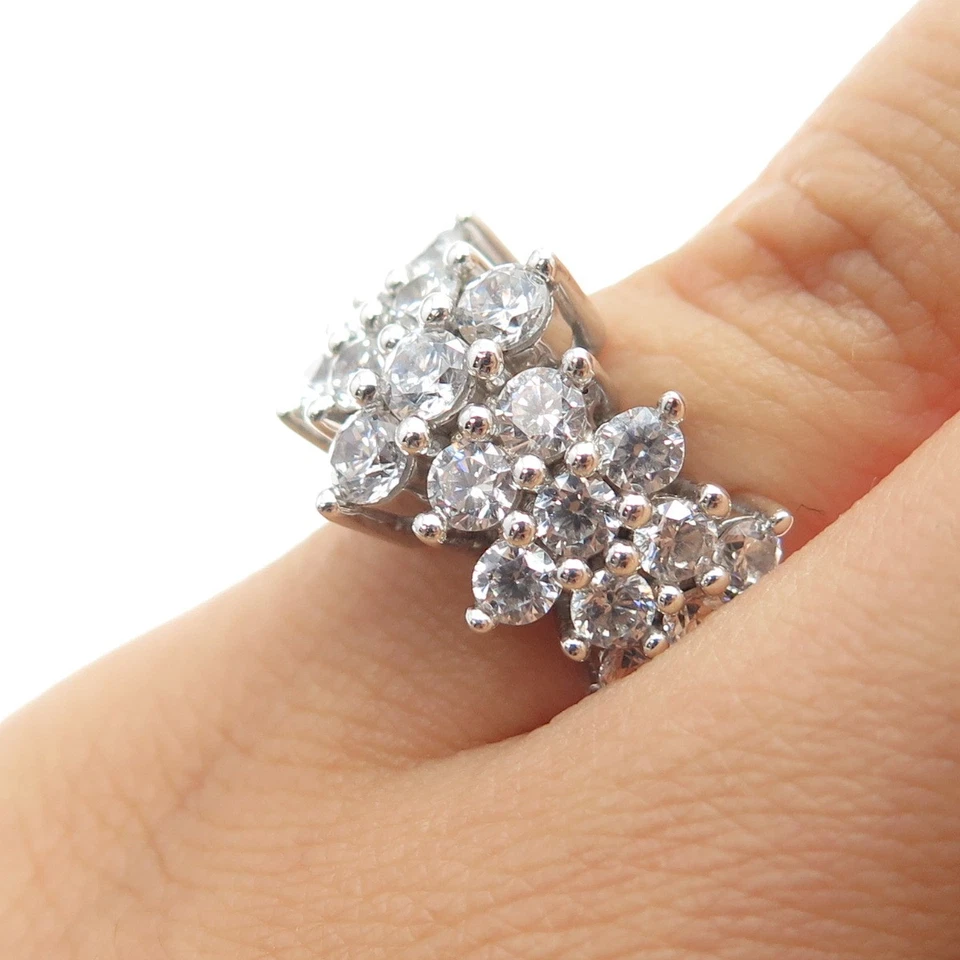 Anillo de plata de ley 925 corte redondo C Z racimo talla 5,5 Foto 2 de 4