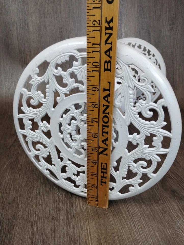 "Mesa auxiliar de pedestal con soporte para plantas de latón macizo pintado blanco de 18"" redonda de metal perforado" Foto 2 de 4