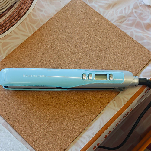 Remington Blue Flat Iron Ceramic Shine Therapy Technology Hair Straighteners