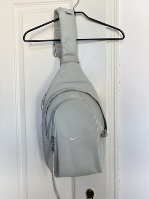 Nike Sportrucksack Sling Bag Rucksack Umhängetasche Grau mit Swoosh-Logo