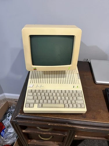 Apple IIc - Classic Vintage Computer