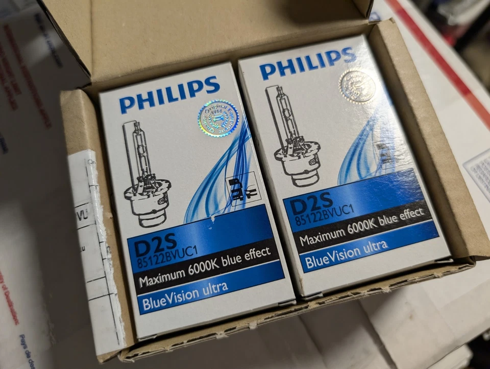 RARE 2x PHILIPS D2S BlueVision Ultra Xenon Car Headlight Bulbs 85122BVUC1 5000K - Image 3 of 4