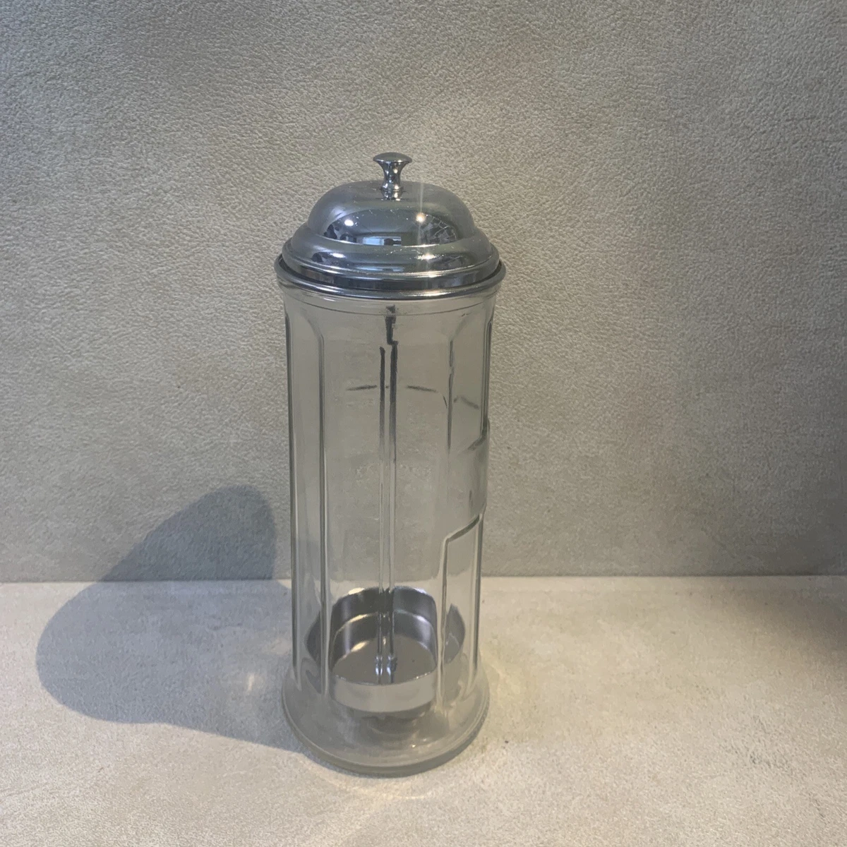 Press and comb in a jar top