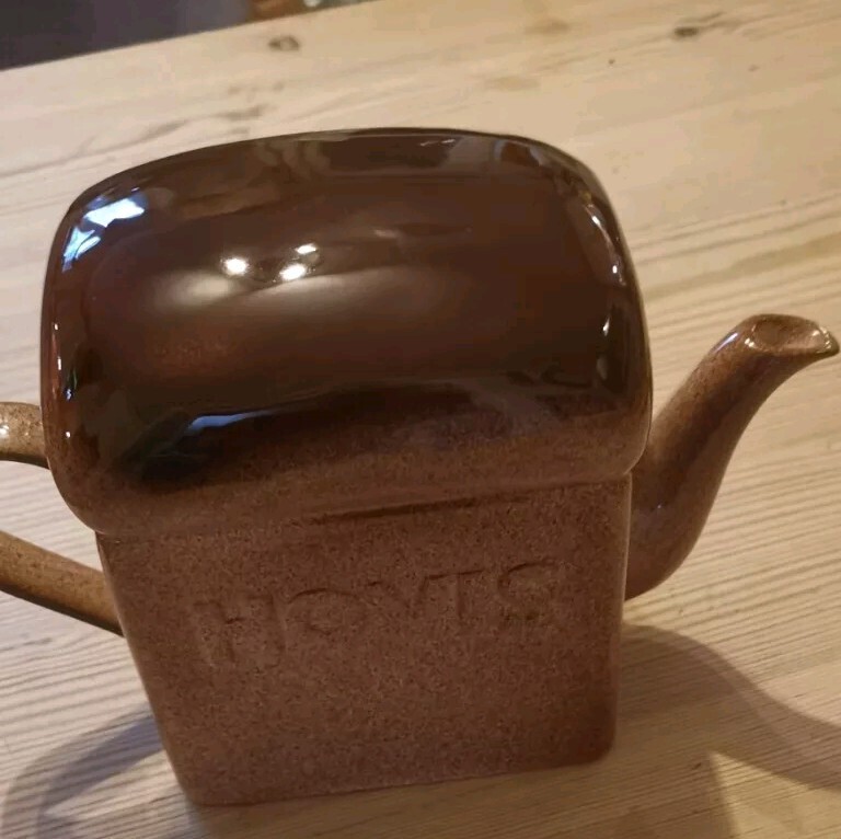 Carlton Ware HOVIS ビンテージ ティーポット イギリスから届いたビンテージのティーポット、Hovisのパンの形