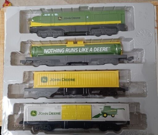 LIONEL JOHN DEERE BATTERY OPERATED TRAIN SET 711982 New w LIONEL JOHN DEERE BATTERY OPERATED TRAIN SET 711982 New w
