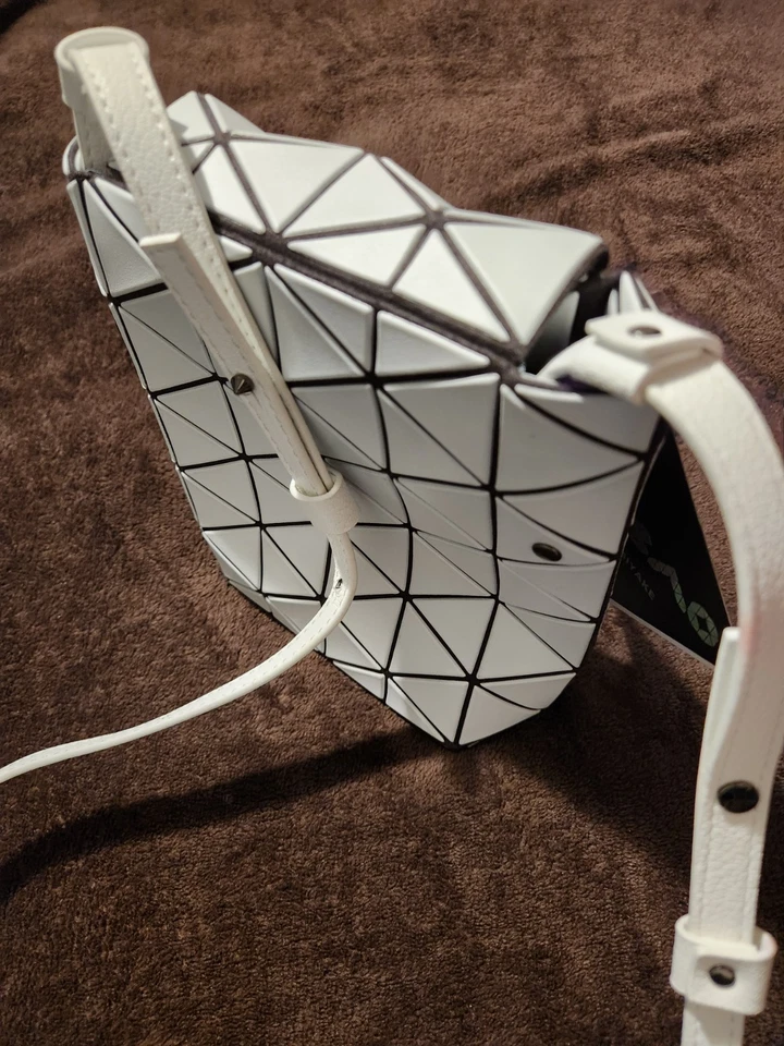 BAO BAO ISSEY MIYAKE ◆ Bolso de hombro/hombro con solapa/blanco (con etiquetas) Foto 3 de 4