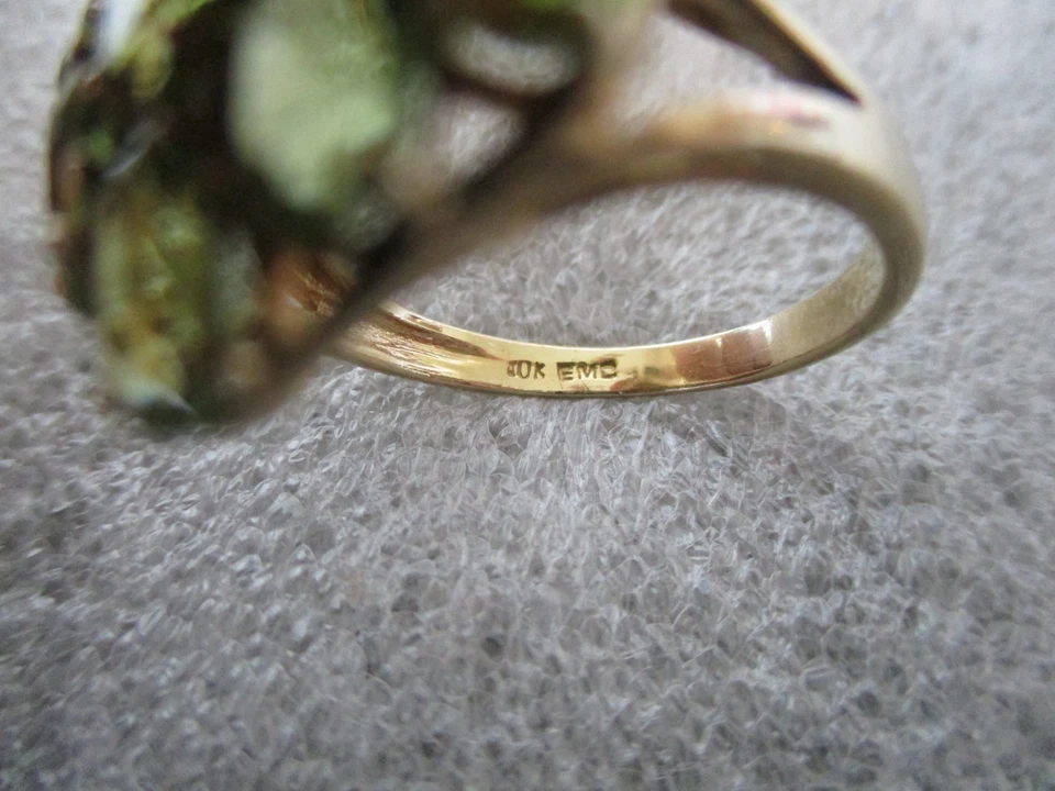 VINTAGE 10K YELLOW GOLD PERIDOT (9) COCKTAIL CLUSTER RING - SIZE 8 - ~5ct - 4.1g - Image 3 of 4