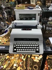 Vintage Royal 440 Manual Typewriter - works great thumbnail