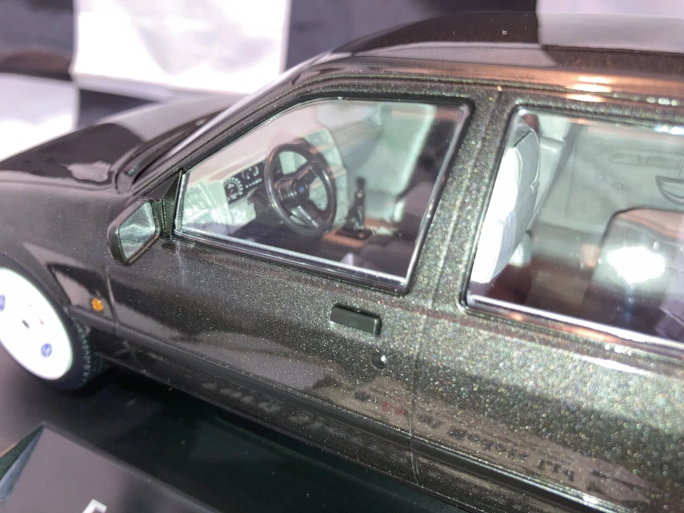 Coche De Modelo 1:18 Grupo MCG18306 Ford Sierra Cosworth Gris Metálico 1988 - Imagen 4 de 4