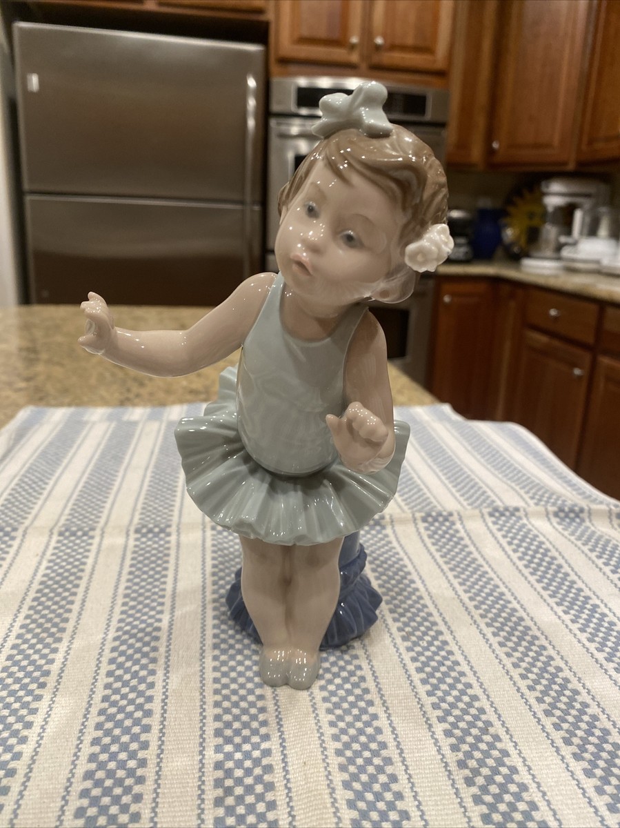 Lladro 5104 Little Ballet Girl - Sallie - Perfect Condition Lladro 5104 Little Ballet Girl - Sallie - Perfect Condition