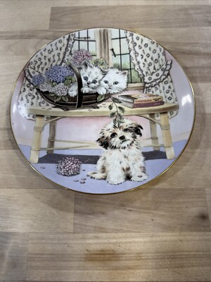 1989 Royal Worcester TWO AGAINST ONE Kittens & Puppy Porcelain Plate 8 1/4''